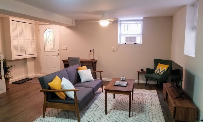 Queens House | Spacious 800 sqf 1BR, 2 minutes to subway + 6 minutes to Midtown Manhattan