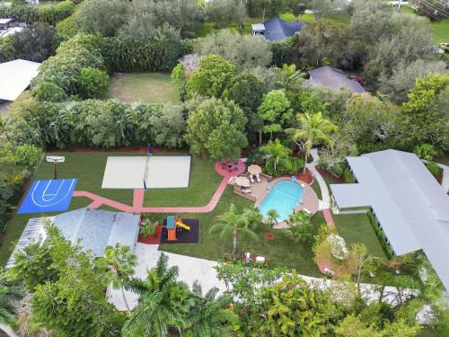 Davie House | Spacious 8BR w Guesthouse POOL Tons of Games