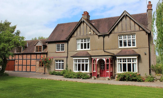 Whitbourne House | Spacious 9-bedroom house in delightful Whitbourne with great outside space.