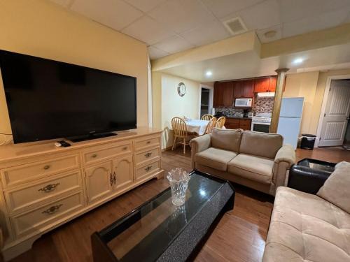 Chestermere Apartment | Spacious and beautiful lower Apartment