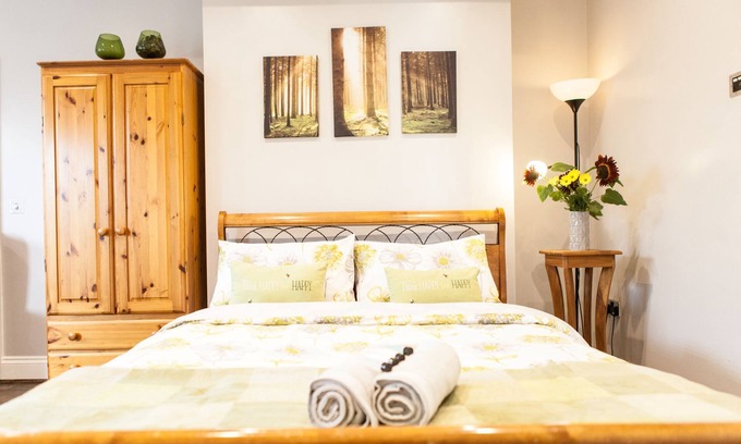 Dartford Apartment | Spacious and beautifully presented apartment, close to heath and lake