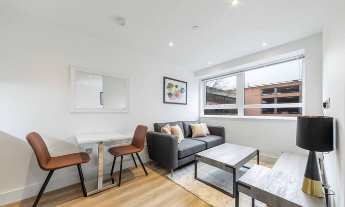 East Grinstead Apartment | Spacious and Bright Studio in East Grinstead
