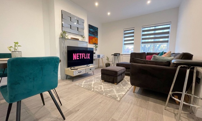 Roxeth Apartment | Spacious and bright one bedroom apartment