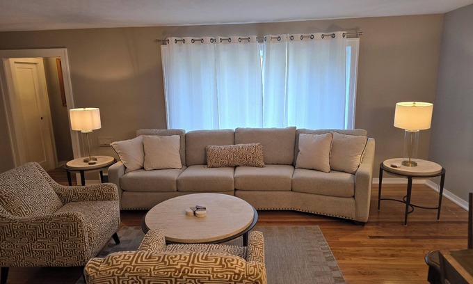 Benson House | Spacious and Charming 3-bedroom house with WiFi, AC in beautiful Omaha