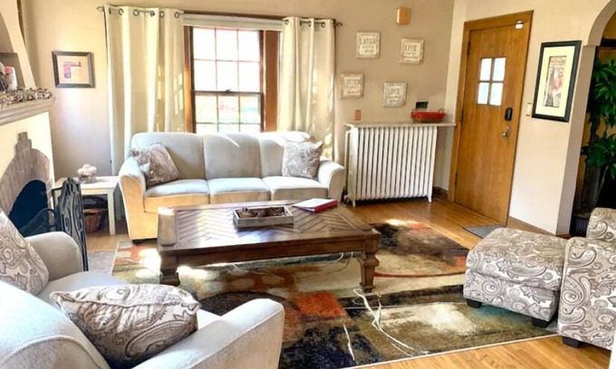 Robbinsdale House | Spacious and comfortable! A charming gem, located on Victory Memorial Parkway.