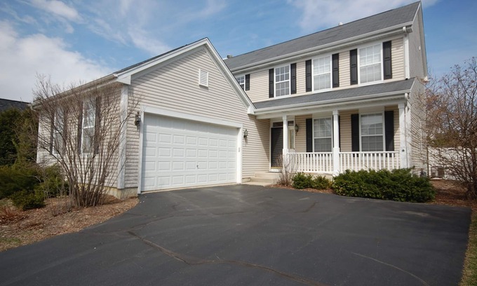 Geneva House | Spacious and comfortable 5 bedroom, 2 1/2 bath two miles from down town Geneva