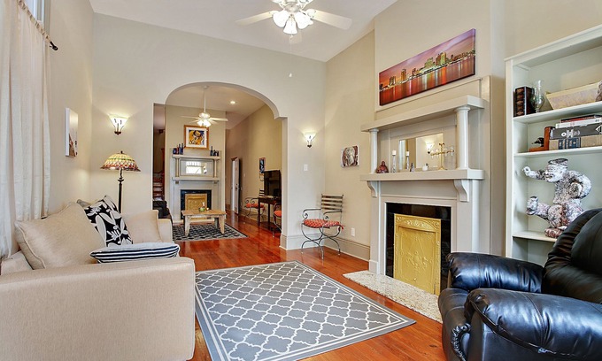 West Riverside House | Spacious and Comfy, Walk to Whole Foods, bars and shops, sleeps 12