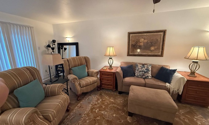 Willowdale House | Spacious and Convenient townhome in METAIRIE