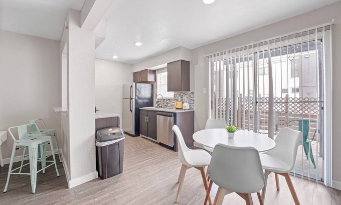 Riverside Apartment | Spacious and Cozy King Bed 2BR Suite 5 Min to DT