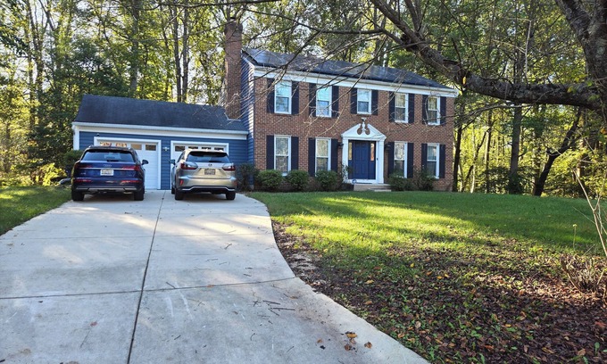 White Oak House | Spacious and Family Friendly 6-bedrooms house in delightful Silver Spring.