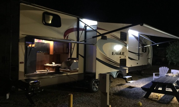 Hollister House | Spacious and Luxurious 37 ft Rv Trailer