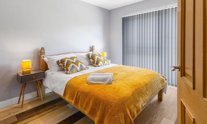Ebbw Vale Apartment | Spacious and Modern Mountain View Apartment