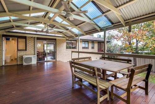 Cook House | Spacious and Restful Holiday Home with Backyard