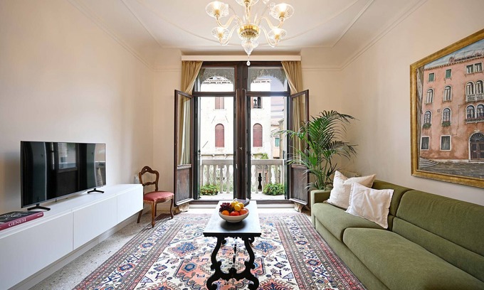 San Marco Apartment | Spacious and Scenic Apartment at the Fenice Theatre