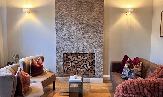 Angel Apartment | Spacious and stylish one bedroom apartment in a great location.