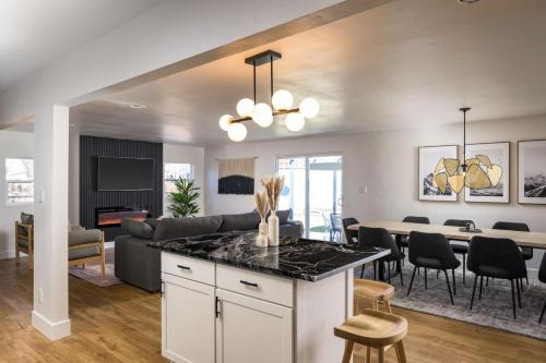 South Westminster House | Spacious and Stylish Home with HotTub 12min to Downtown