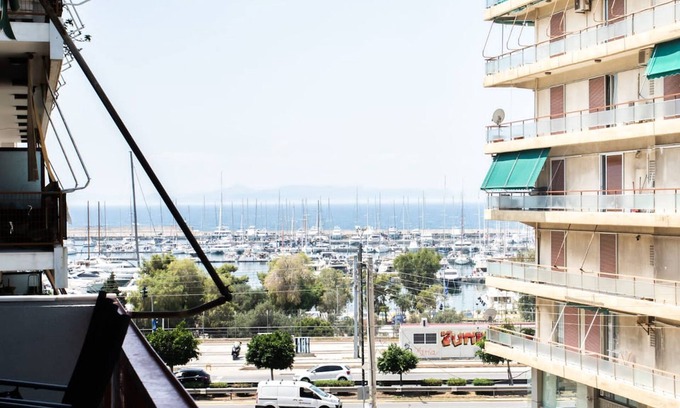 Alimos Apartment | Spacious and sunlit seaside flat