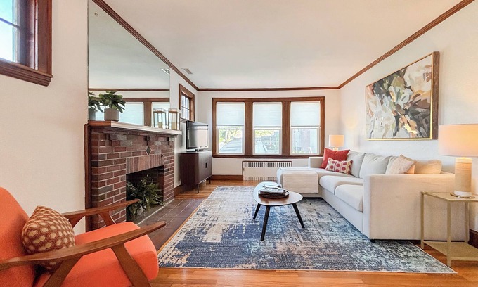 Commonwealth Apartment | Spacious and Sunny Brookline Apartmentn