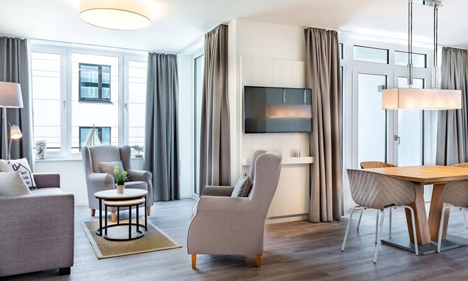 Alt-Travemunde/Ronnau Apartment | Spacious and tasteful 3-room apartment with loggia and two bathrooms! -