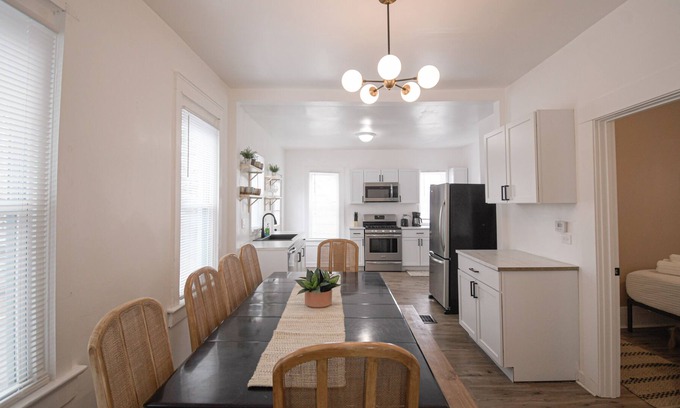 Waukegan House | Spacious and Trendy 5 Bedroom near Great Lakes and Six Flags