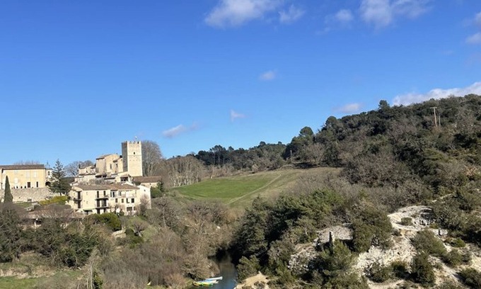 Esparron-de-Verdon Apartment | Spacious apartment in Esparron for 10 with pool