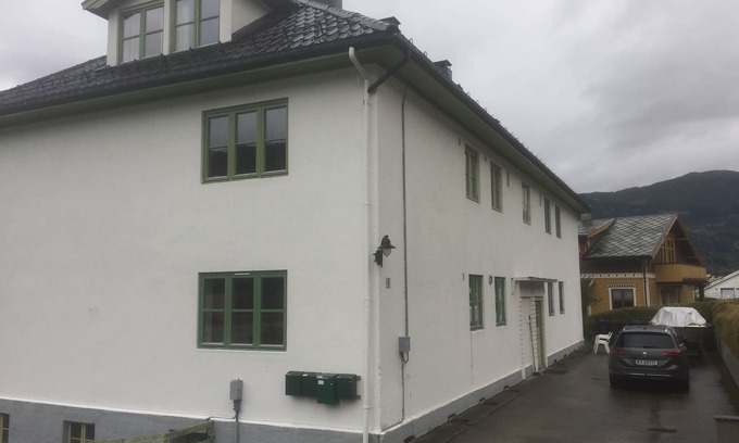Sogndal Apartment | Spacious apartment in Sogndal center. Short road to mountain and fjord.