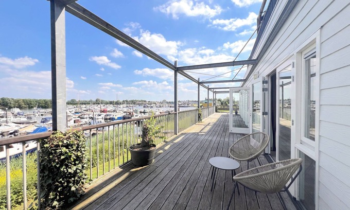 Maasbommel Apartment | Spacious apartment by the water in Maasbommel