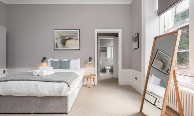 West End Apartment | Spacious Apartment close to Princes Street