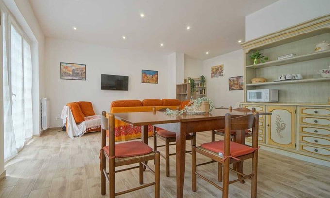 Monterotondo Apartment | Spacious apartment near Rome, with indoor parking and garden