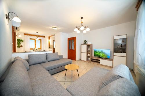 Matavun Apartment | Spacious Apartment Senozece - with terrace & grill