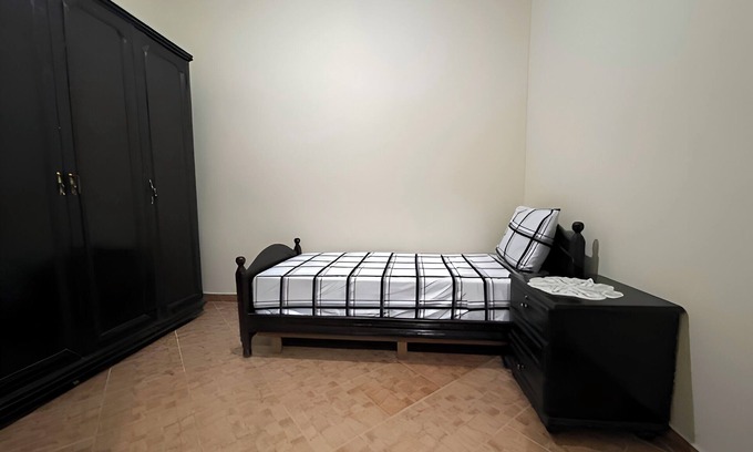 Bni Makada Apartment | Spacious apartment with Moroccan living room and garden view
