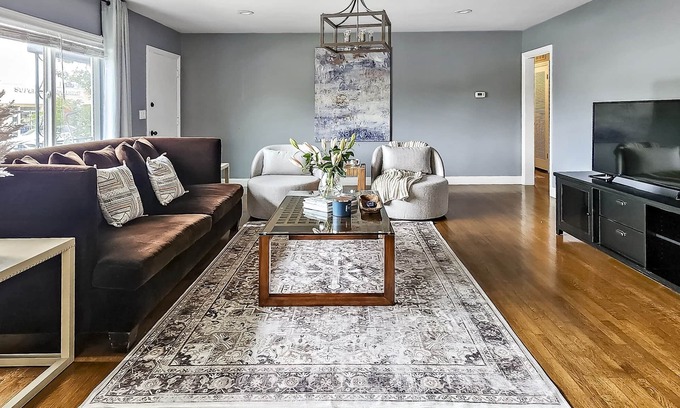 Palms Apartment | Spacious Apt. Min to Downtown Culver City & Venice Beach