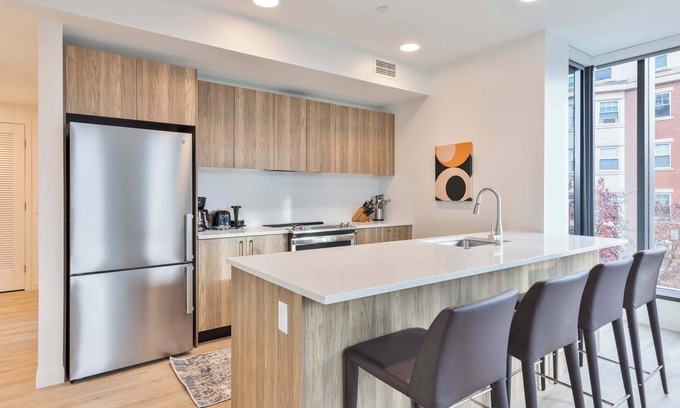 Fenway–Kenmore Apartment | Spacious Apt with Kitchen in Fenway