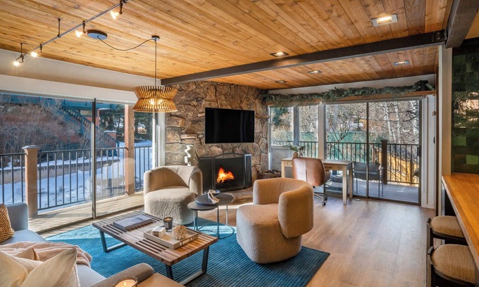 Downtown Apartment | Spacious Aspen Core 1 BR | AC & Private Deck!