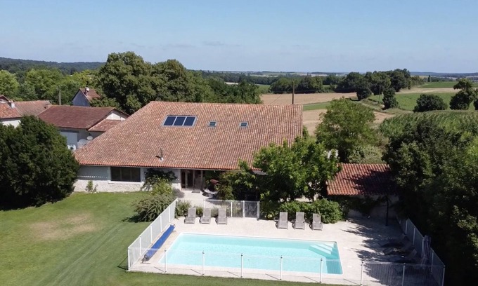 Bonnes House | Spacious Barn Conversion for 12 , with swimming pool near Aubeterre-sur-Dronne