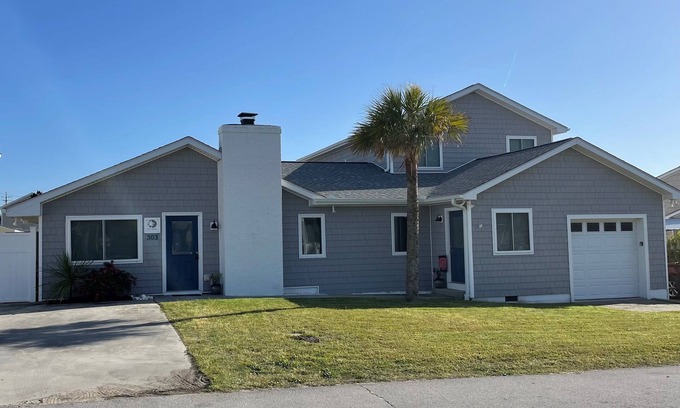 Atlantic Beach House | Spacious Beach House w/hot tub - Oceanside 2 1/2 blocks from the beach!