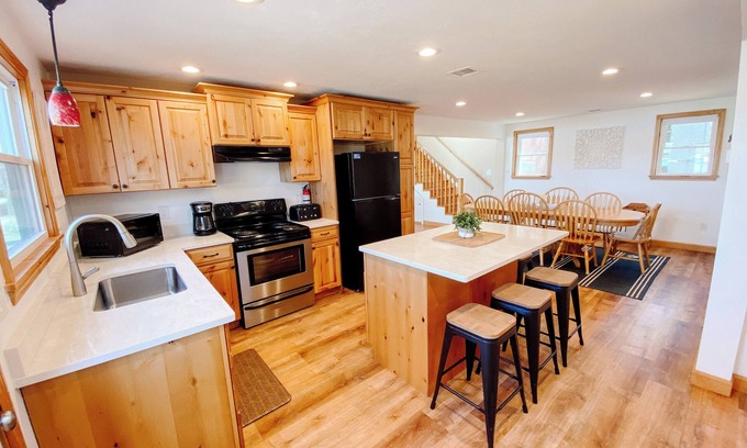 The Bays House | Spacious Beachfront Lakehouse, w/Lg Front Yard, Dock, & Mountain Views!