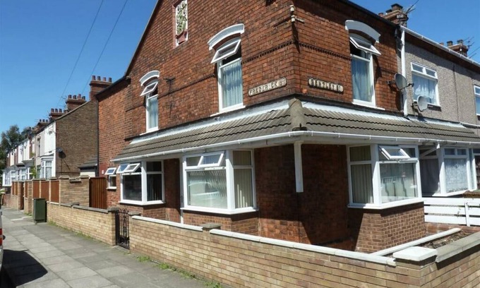 Cleethorpes House | Spacious Beachfront Retreat with Parking | Your Perfect Getaway