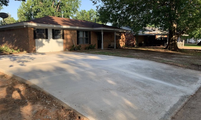 Fort Cobb House | Spacious Brick Home