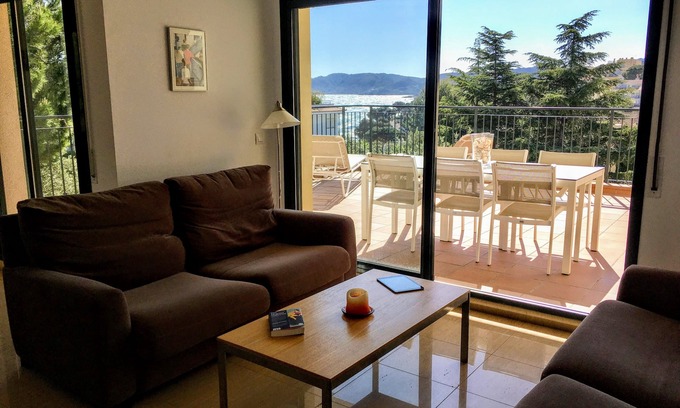Llanca Apartment | Spacious, bright, terrace and sea view garden, near beaches and harbor, air conditioning/wf
