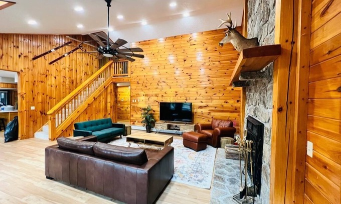 McHenry Cabin | Spacious cabin - Hot Tub - Pool Table - 5 min from Wisp