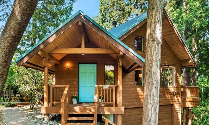 Cedar Heights House | Spacious Cabin Style Home with Hot Tub, Sauna, AC, King Bed, Loft, Free Parking