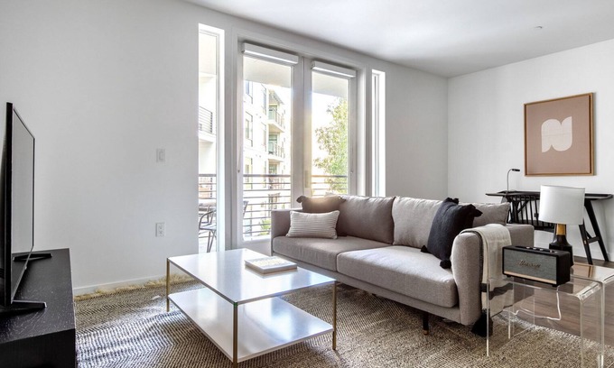 Campbell Apartment | Spacious Campbell 2BR w/Pool, Parking, walk to Groceries, by Blueground