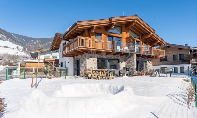 Piesendorf Ski Chalet | Spacious chalet with private wellness
