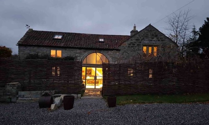 Muchelney House | Spacious Character Barn, sleeps 4, <10mins walk to fab dining pub