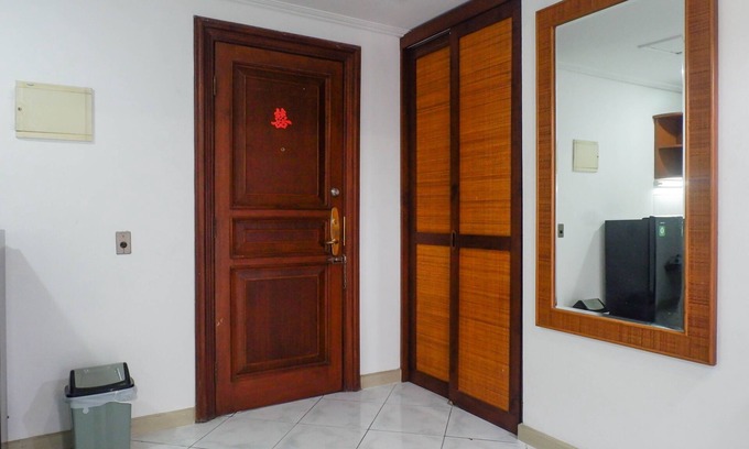 Suko Manunggal Apartment | Spacious Classic 1BR Apartment at Taman Beverly