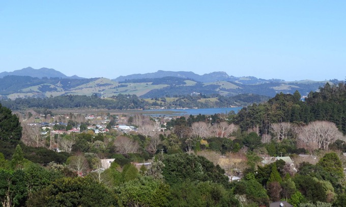 Coromandel House | Spacious clean & sunny home with fabulous views! 2.7kms to town. Unlimited Wi-Fi