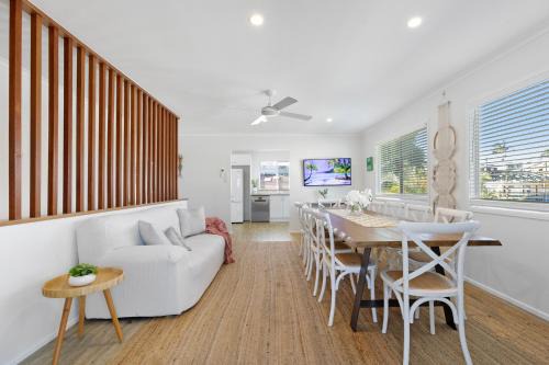 Maroochydore House | Spacious Coastal Retreat Sleeps 10 PacMan Fireplace 5Mins Beach