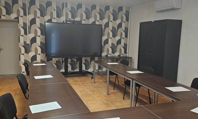 Salies-du-Salat Hotel | Spacious, comfortable accommodation on the village square in Occitanie