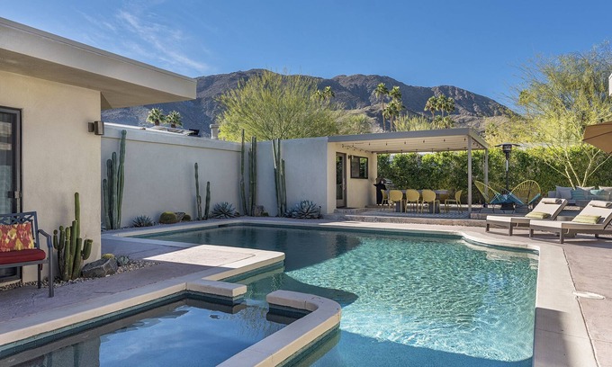Magnesia Falls Cove House | Spacious, Comfortable, Stylish House with Privacy and Killer Views. Dogs Welcome